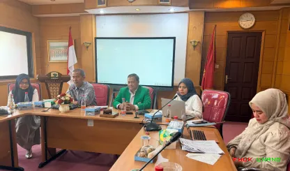 Foto 2 Penyerahan Beasiswa Penulisan Skripsi Saldi Isra...