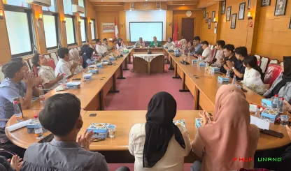 Foto 3 Penyerahan Beasiswa Penulisan Skripsi Saldi Isra...