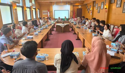 Foto 4 Penyerahan Beasiswa Penulisan Skripsi Saldi Isra...