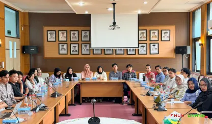 Foto 5 Penyerahan Beasiswa Penulisan Skripsi Saldi Isra...