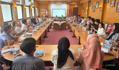 Foto 6 Penyerahan Beasiswa Penulisan Skripsi Saldi Isra...
