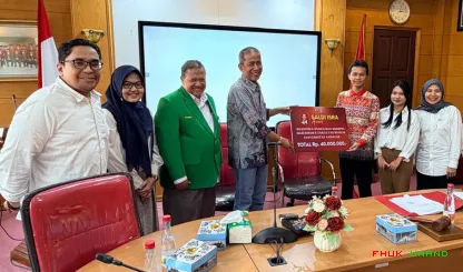 Foto 8 Penyerahan Beasiswa Penulisan Skripsi Saldi Isra...