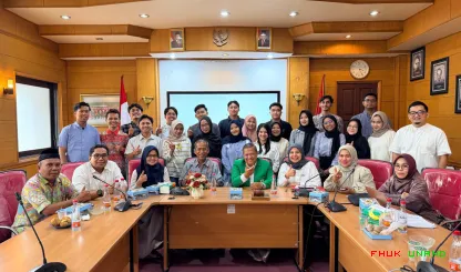Foto 9 Penyerahan Beasiswa Penulisan Skripsi Saldi Isra...
