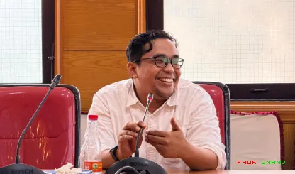 Foto 10 Penyerahan Beasiswa Penulisan Skripsi Saldi Isra...