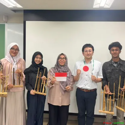 Perwakilan Fakultas Hukum Unand berfoto bersama Prof....
