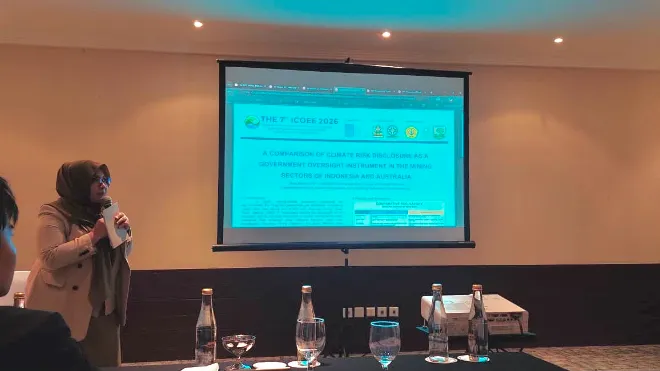 Sucy delyarahmi, s.h., m.h., saat mempresentasikan hasil penelitian melalui sesi presentasi poster pada the 7th international conference on environmental engineering (icoee) 2026.