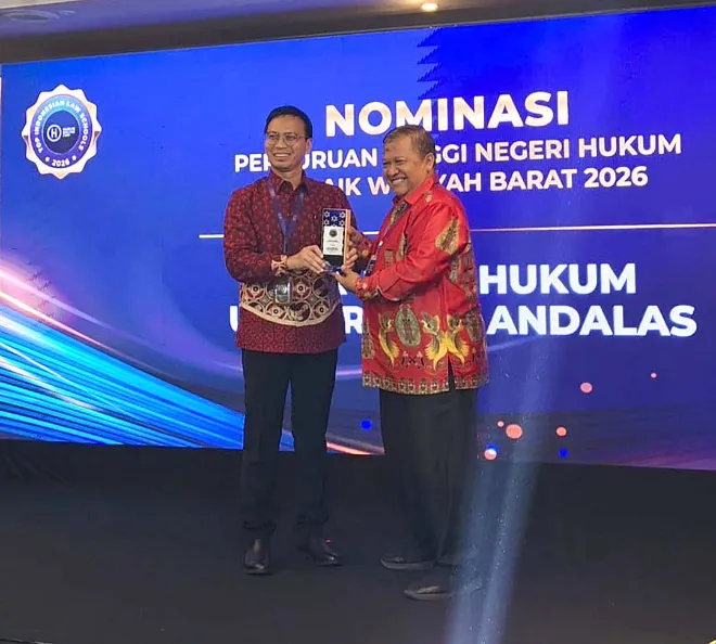 Dekan fakultas hukum universitas andalas prof. dr. ferdi, s.h., m.hum. menerima penghargaan inovator dalam top indonesian law schools 2026