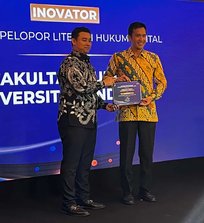 Wakil dekan ii fakultas hukum universitas andalas dr. hengki andora, s.h., ll.m. menerima penghargaan dalam top indonesian law schools 2026