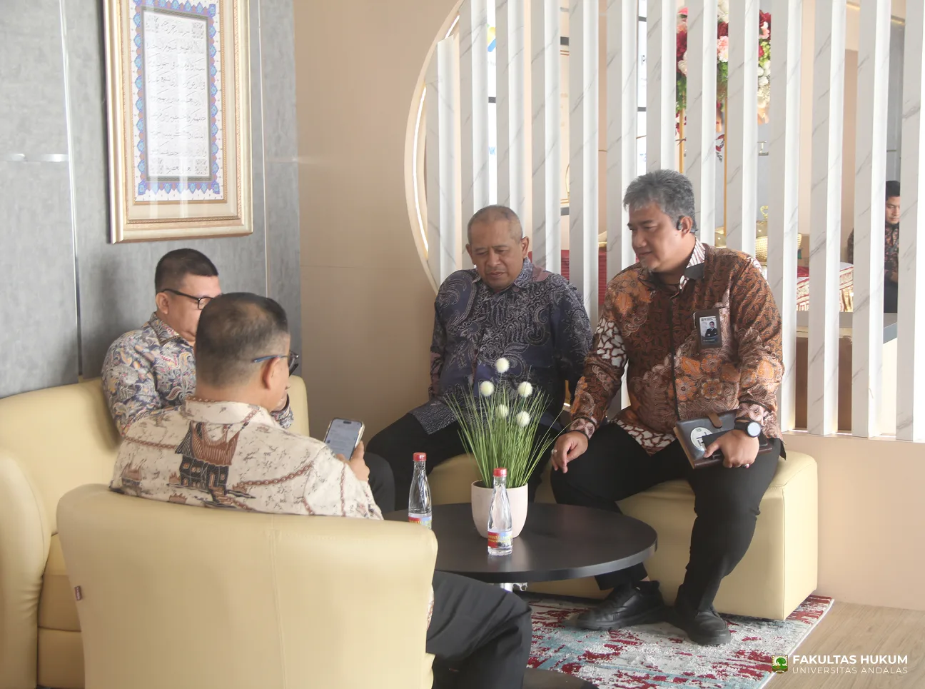 Foto 2 Sosialisasi Kebijakan Energi Nasional oleh DEN bersama PSHKE FH UNAND