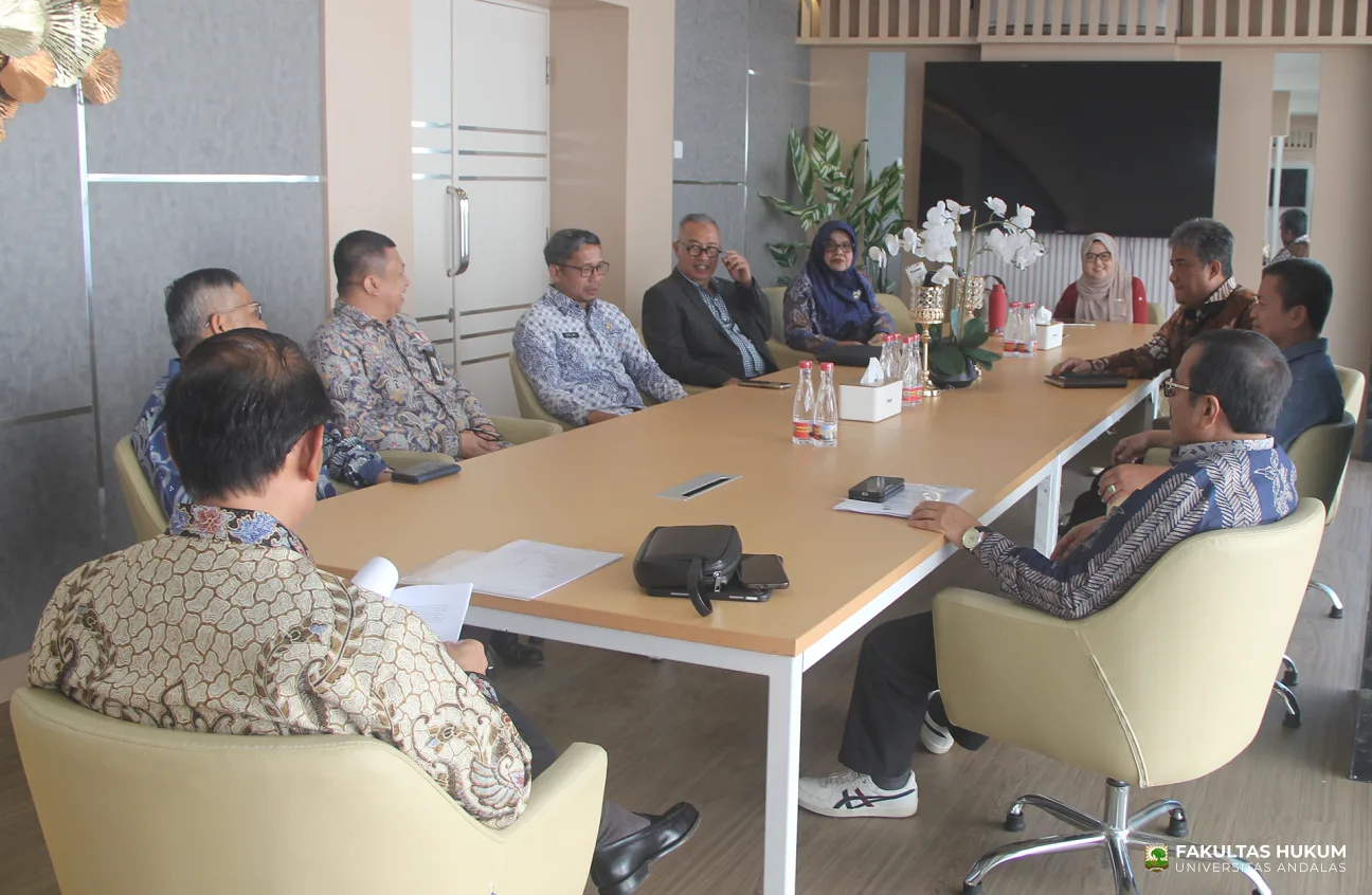 Foto 4 Sosialisasi Kebijakan Energi Nasional oleh DEN bersama PSHKE FH UNAND