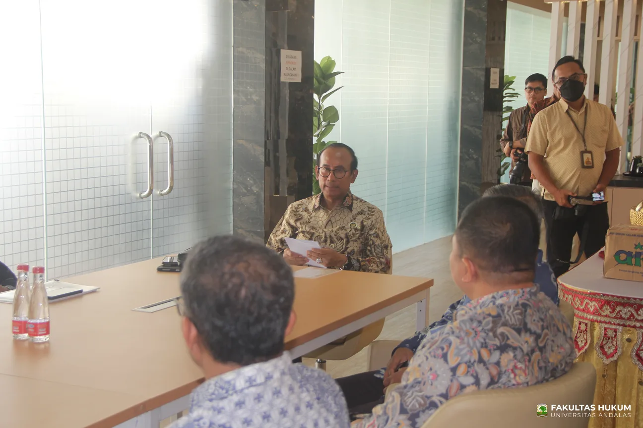 Foto 6 Sosialisasi Kebijakan Energi Nasional oleh DEN bersama PSHKE FH UNAND