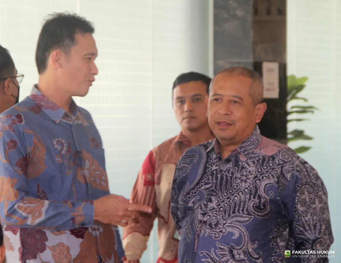 Foto 7 Sosialisasi Kebijakan Energi Nasional oleh DEN bersama PSHKE FH UNAND
