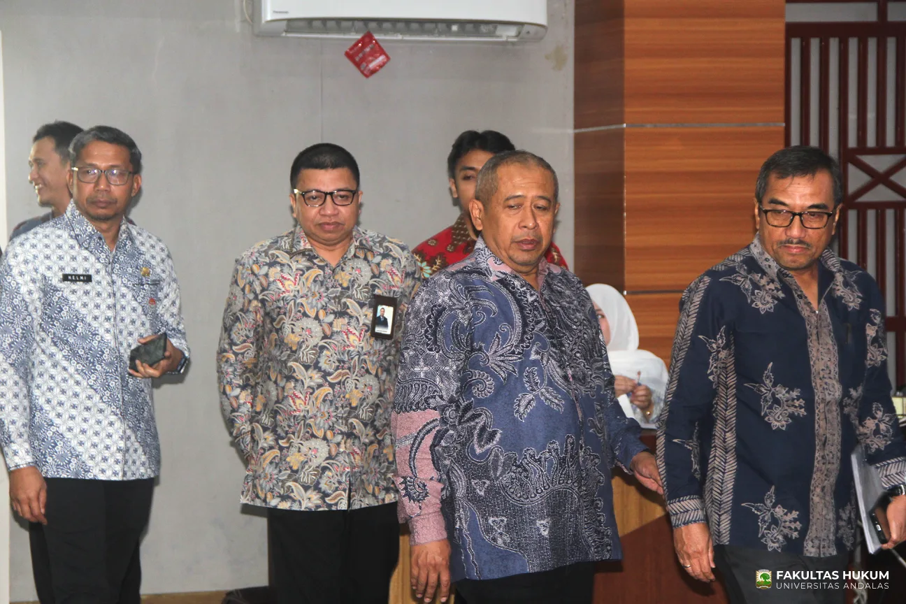 Foto 9 Sosialisasi Kebijakan Energi Nasional oleh DEN bersama PSHKE FH UNAND