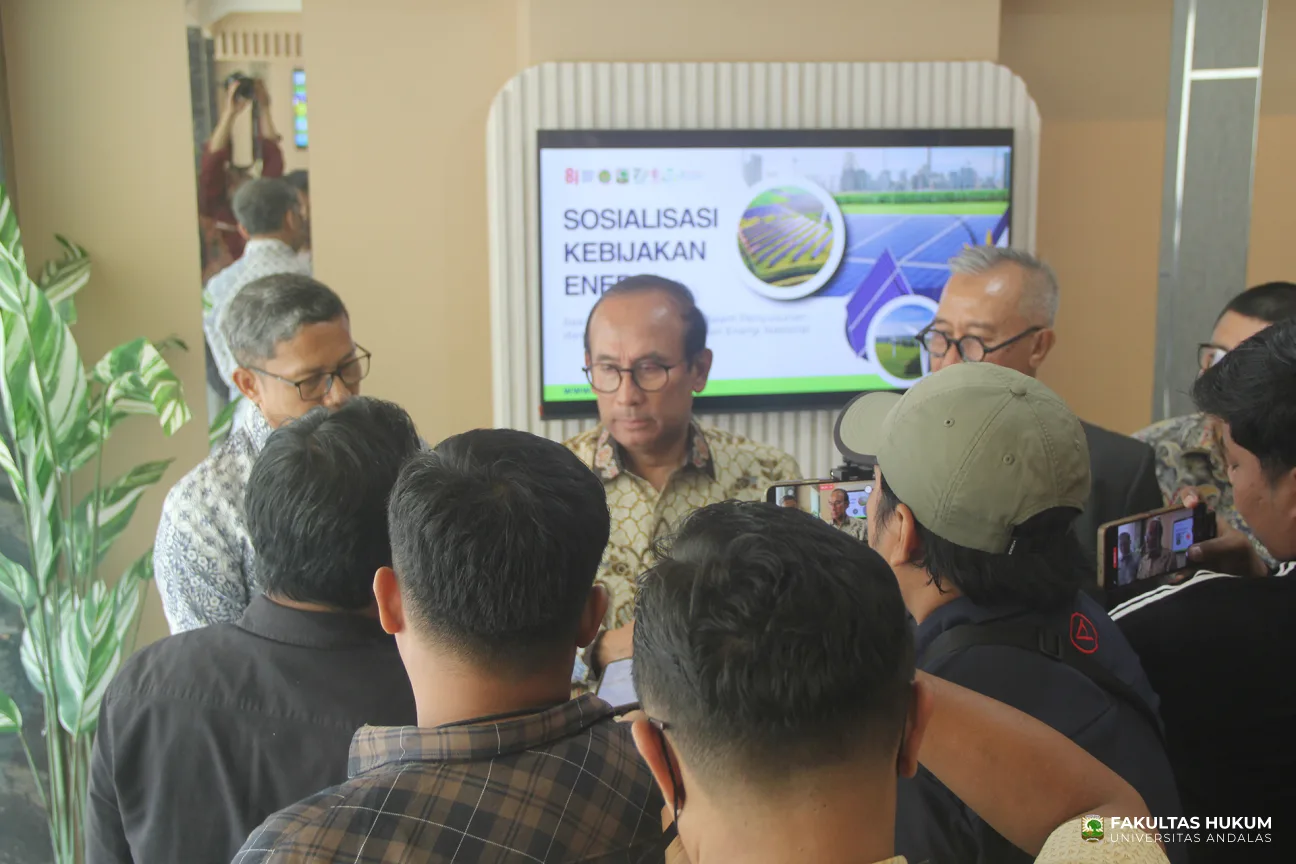 Foto 37 Sosialisasi Kebijakan Energi Nasional oleh DEN bersama PSHKE FH UNAND