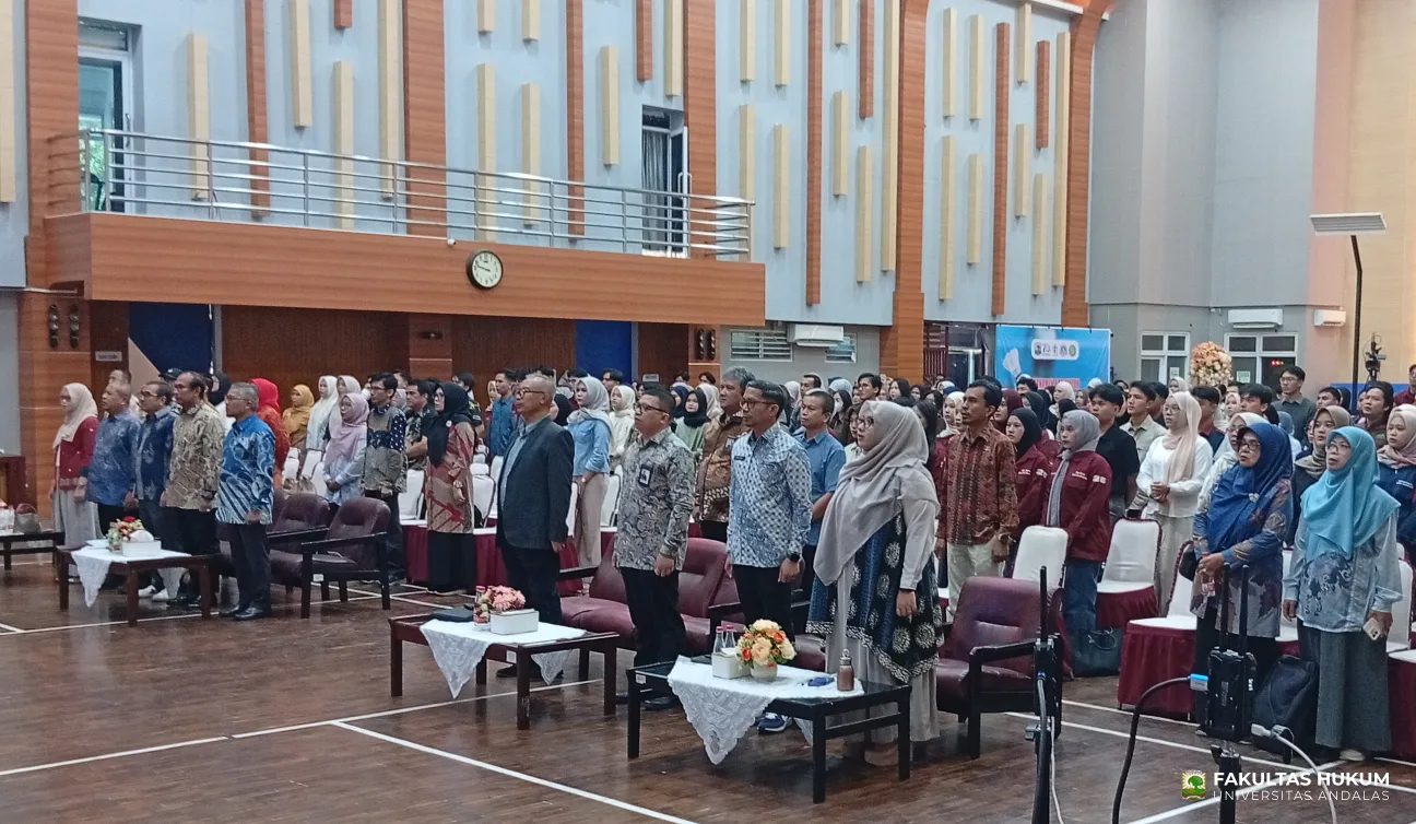 Foto 2 Menyanyikan Lagu Indonesia Raya