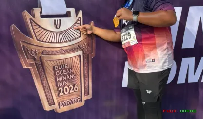 Foto 1 Kedua tenaga kependidikan FH Unand tersebut adalah...