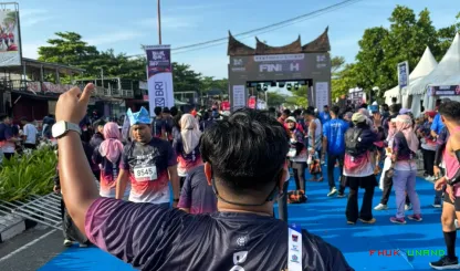 Foto 9 Kedua tenaga kependidikan FH Unand tersebut adalah...