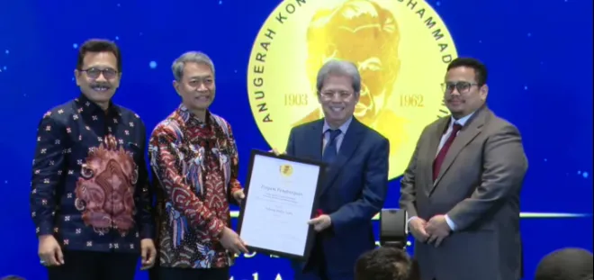 Penyerahan piagam penghargaan