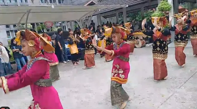 Penyambutan wisudawan fh unand dalam acara wisuda iv unand 2026