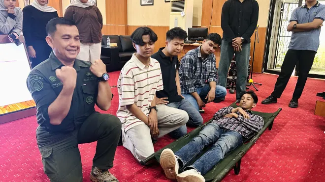 Penerapan teknik evakuasi sekaligus mengenali tantangan yang mungkin dihadapi dalam situasi darurat.